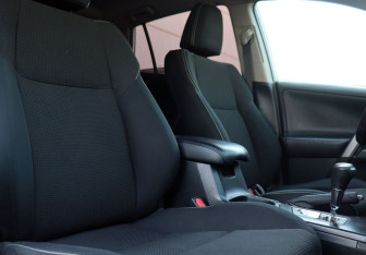Подержанный автомобиль Toyota RAV4 2018 года (10 фото)