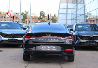 Подержанный автомобиль Hyundai Elantra Sedan 2021 года (6 фото)