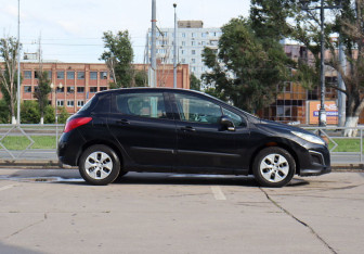 Подержанный автомобиль Peugeot 308 Hatchback 2011 года (4 фото)
