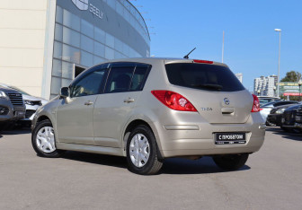 Подержанный автомобиль Nissan Tiida Hatchback 2011 года (7 фото)