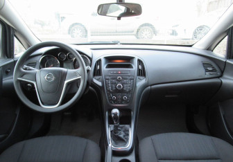 Подержанный автомобиль Opel Astra Hatchback 2013 года (13 фото)