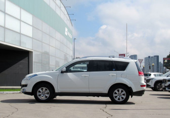 Подержанный автомобиль Citroen C-Crosser 2011 года (8 фото)