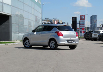 Подержанный автомобиль Suzuki Swift Hatchback 2021 года (7 фото)