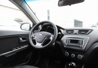 Подержанный автомобиль Kia Rio Sedan 2016 года (12 фото)