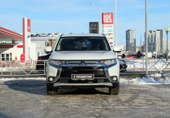Подержанный автомобиль Mitsubishi Outlander 2016 года (2 фото)