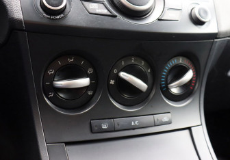 Подержанный автомобиль Mazda 3 Hatchback 2012 года (16 фото)