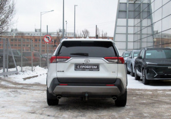 Подержанный автомобиль Toyota RAV4 2021 года (6 фото)