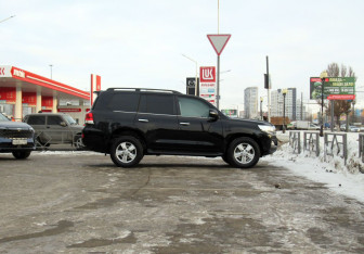 Подержанный автомобиль Toyota Land Cruiser Suv 2020 года (4 фото)