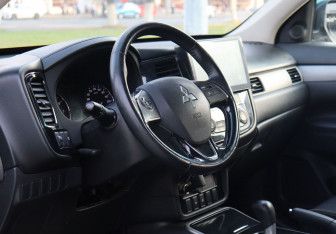 Подержанный автомобиль Mitsubishi Outlander 2018 года (15 фото)