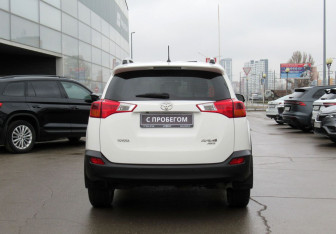 Подержанный автомобиль Toyota RAV4 2014 года (6 фото)