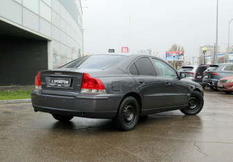 Подержанный автомобиль Volvo S60 2004 года (5 фото)