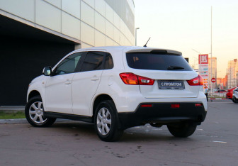 Подержанный автомобиль Mitsubishi ASX 2012 года (7 фото)