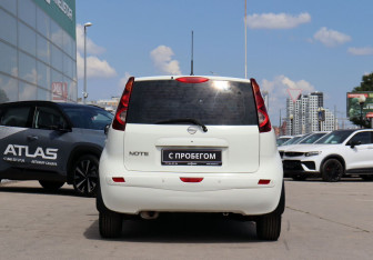 Подержанный автомобиль Nissan Note 2013 года (6 фото)