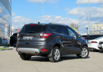 Подержанный автомобиль Ford Kuga 2017 года (5 фото)