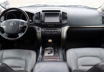 Подержанный автомобиль Toyota Land Cruiser Suv 2008 года (15 фото)