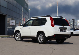 Подержанный автомобиль Nissan X-Trail 2012 года (7 фото)