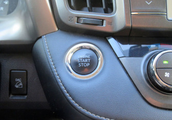 Подержанный автомобиль Toyota RAV4 2013 года (20 фото)