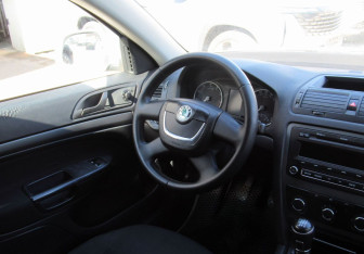Подержанный автомобиль Skoda Octavia Liftback 2010 года (12 фото)