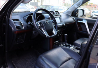 Подержанный автомобиль Toyota Land Cruiser Prado 2017 года (15 фото)