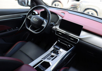 Подержанный автомобиль Geely Coolray 2023 года (12 фото)