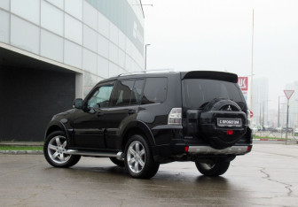 Подержанный автомобиль Mitsubishi Pajero 2008 года (7 фото)