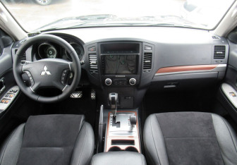 Подержанный автомобиль Mitsubishi Pajero 2008 года (14 фото)