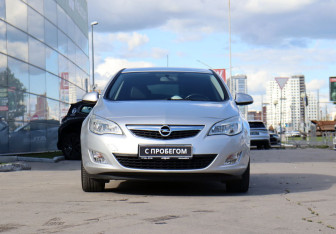 Подержанный автомобиль Opel Astra Hatchback 2011 года (2 фото)