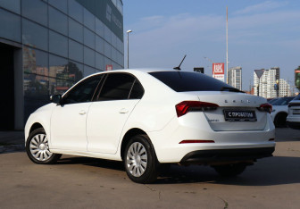 Подержанный автомобиль Skoda Rapid Liftback 2021 года (7 фото)