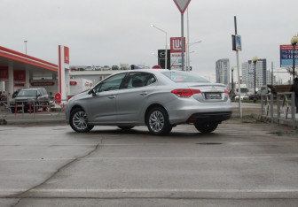 Подержанный автомобиль Citroen C4 Sedan 2013 года (7 фото)