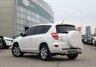 Подержанный автомобиль Toyota RAV4 2010 года (7 фото)