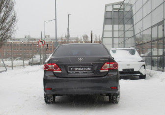 Подержанный автомобиль Toyota Corolla Sedan 2011 года (6 фото)