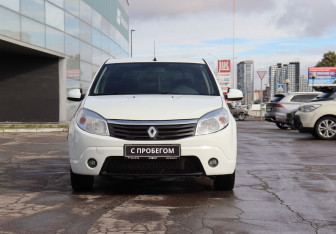 Подержанный автомобиль Renault Sandero 2012 года (2 фото)