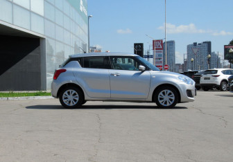 Подержанный автомобиль Suzuki Swift Hatchback 2021 года (4 фото)