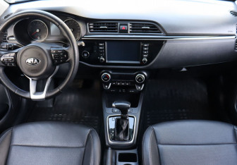 Подержанный автомобиль Kia Rio Sedan 2019 года (13 фото)