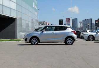Подержанный автомобиль Suzuki Swift Hatchback 2021 года (8 фото)