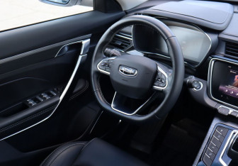 Подержанный автомобиль Geely Atlas Pro 2023 года (14 фото)