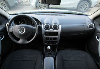 Подержанный автомобиль Renault Sandero 2014 года (13 фото)