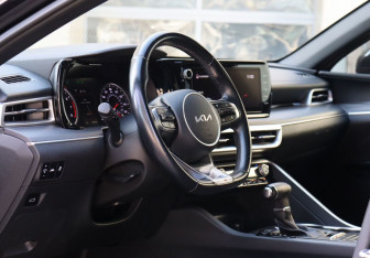Подержанный автомобиль Kia K5 2021 года (15 фото)