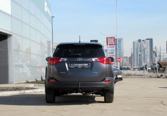 Подержанный автомобиль Toyota RAV4 2013 года (6 фото)