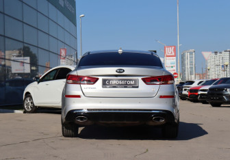 Подержанный автомобиль Kia Optima Sedan 2019 года (6 фото)
