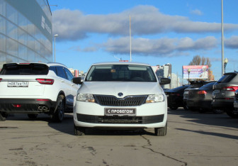 Подержанный автомобиль Skoda Rapid Liftback 2015 года (2 фото)