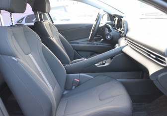 Подержанный автомобиль Hyundai Elantra Sedan 2021 года (20 фото)