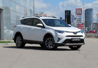 Подержанный автомобиль Toyota RAV4 2015 года (3 фото)
