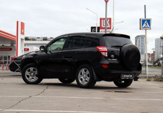 Подержанный автомобиль Toyota RAV4 2012 года (7 фото)