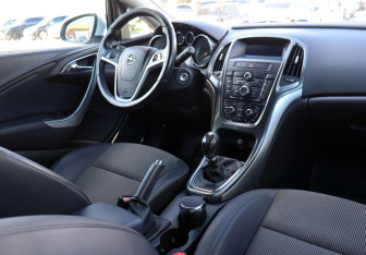 Подержанный автомобиль Opel Astra Hatchback 2011 года (12 фото)