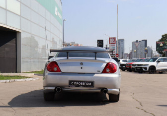Подержанный автомобиль Hyundai Tuscani 2003 года (6 фото)