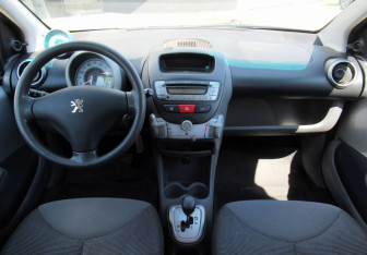 Подержанный автомобиль Peugeot 107 2007 года (11 фото)