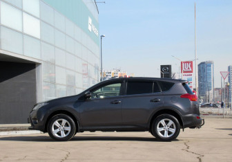 Подержанный автомобиль Toyota RAV4 2013 года (8 фото)
