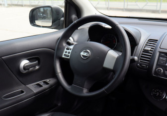 Подержанный автомобиль Nissan Note 2013 года (16 фото)