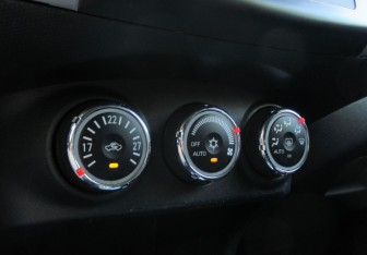Подержанный автомобиль Citroen C-Crosser 2011 года (16 фото)